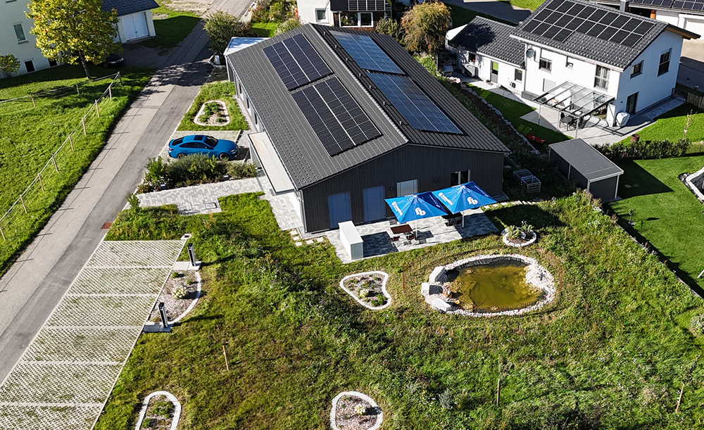 PV-Anlage und naturnaher Garten